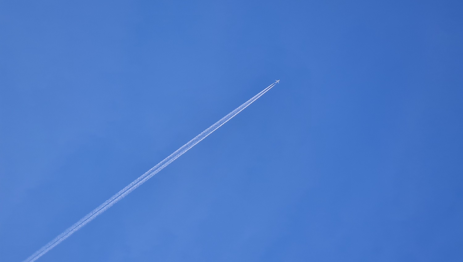 Lentokone taivaalla ja tiivistymisjuova