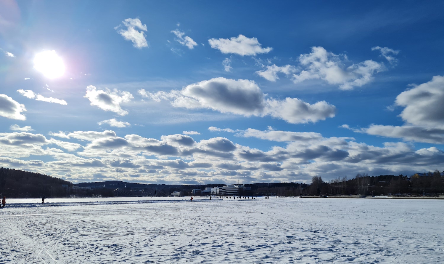 Aurinkoinen, talvinen päivä Jyväsjärvellä